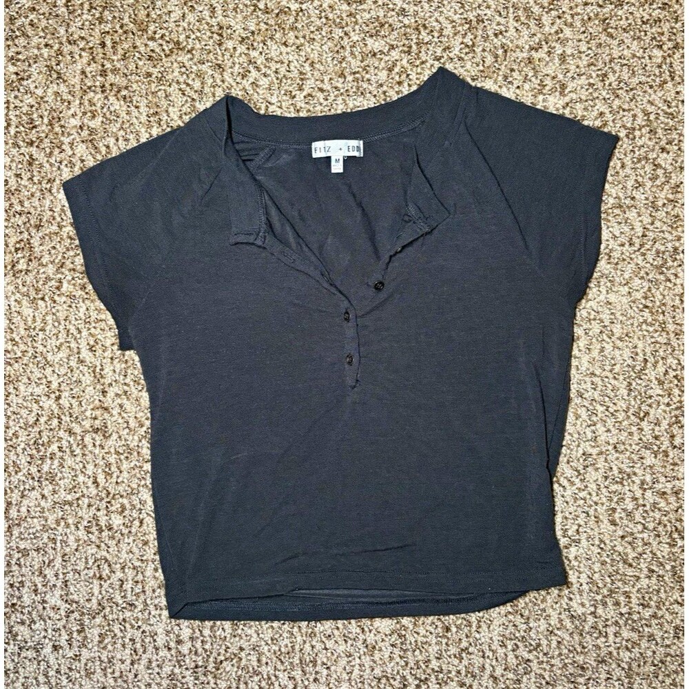 Black Cropped Henley V-Neck Cropped T-Shirt with 3/4 Button